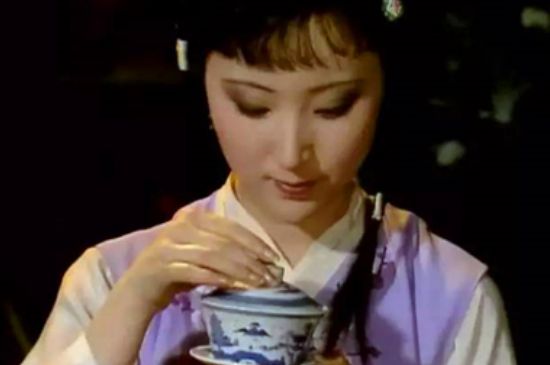 女士喝茶優(yōu)雅姿勢，女士正確喝茶姿勢禮儀
