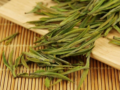 安吉白茶的功效與作用，簡(jiǎn)單概括安吉<a href=http://www.junsn.com/fenlei/baicha/ target=_blank class=infotextkey>白茶功效</a>