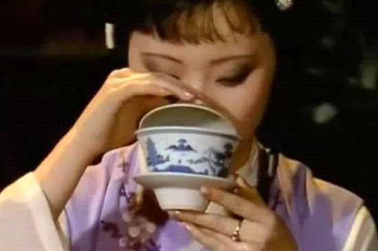 女士喝茶優(yōu)雅姿勢，女士正確喝茶姿勢禮儀