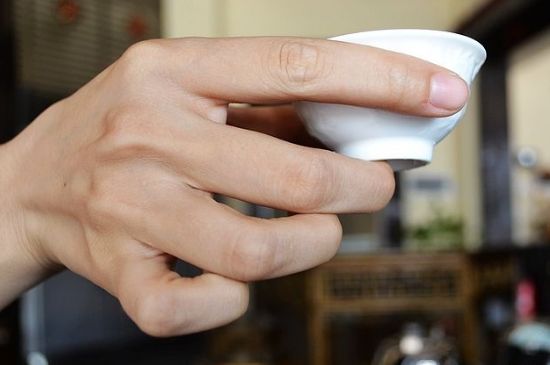 女士喝茶的手勢(shì)，女人正確喝茶手勢(shì)姿勢(shì)圖