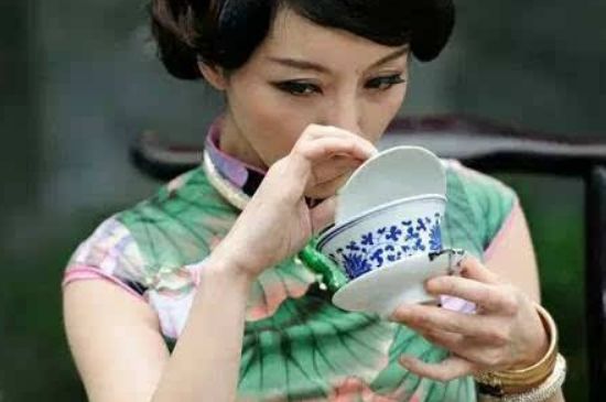 女士喝茶優(yōu)雅姿勢，女士正確喝茶姿勢禮儀