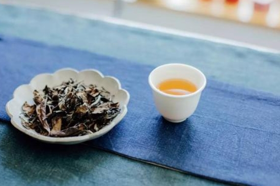 福鼎白茶能長(zhǎng)時(shí)間悶泡嗎，老白茶可以悶著喝嗎？