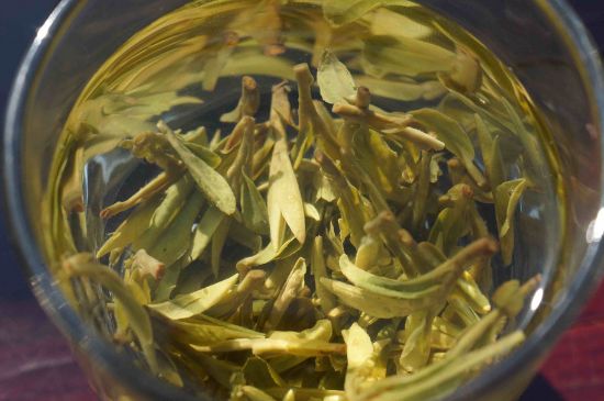 安吉白茶冷藏好還是冷凍好？這個(gè)需要根據(jù)存放時(shí)間來(lái)選擇