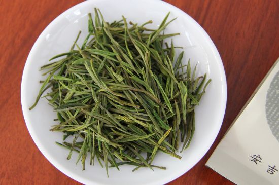 安吉白茶冷藏好還是冷凍好？這個(gè)需要根據(jù)存放時(shí)間來(lái)選擇