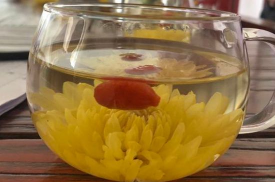 晚上可以喝菊花茶泡水嗎，睡覺前能不能喝菊花茶？