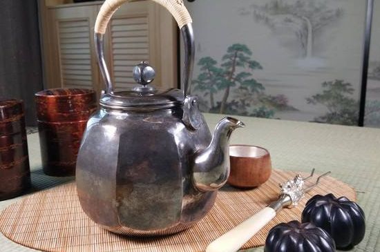 銀壺燒水后水里有黑色的東西，為什么銀壺里有黑點