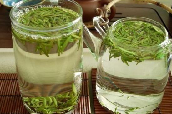 竹葉青和雀舌哪個(gè)貴，竹葉<a href=http://www.junsn.com/fenlei/wulongcha/ target=_blank class=infotextkey>青茶</a>貴嗎？