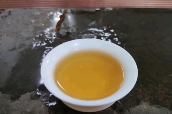 新舊白茶怎么區(qū)分，怎么分辨白茶是新還是舊
