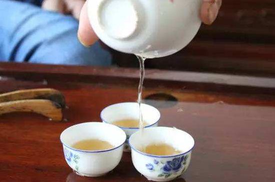 鴨屎香單叢雪片茶的特點，鳳凰雪片茶有什么特點？