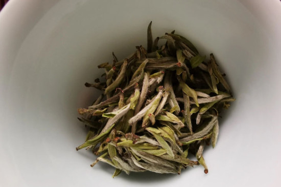 新舊白茶怎么區(qū)分，怎么分辨白茶是新還是舊