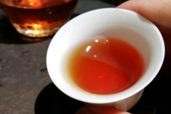 長(zhǎng)期喝巖茶會(huì)上火嗎？巖茶這樣喝了容易上火！