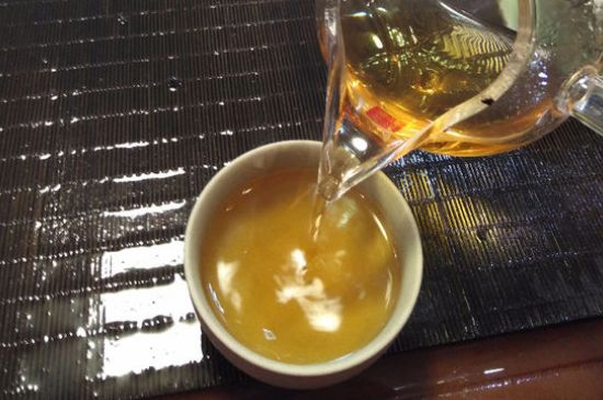 女人喝金駿眉的好處和壞處，女性喝金駿眉可減肥養(yǎng)顏