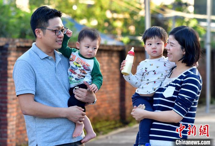 在長(zhǎng)汀這十年，張?jiān)酪彩斋@了愛情。2015年，他與客家妹子董仁花組成了溫暖的小家庭，如今已經(jīng)有了兩個(gè)可愛的寶寶?！埍?攝