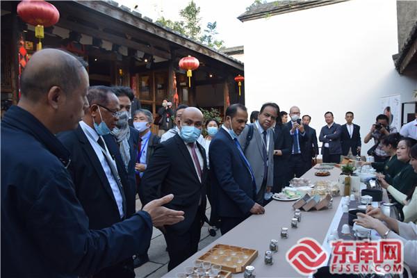 外國(guó)駐華使節(jié)在福州三坊七巷衣錦坊歐陽(yáng)花廳品茶現(xiàn)場(chǎng)